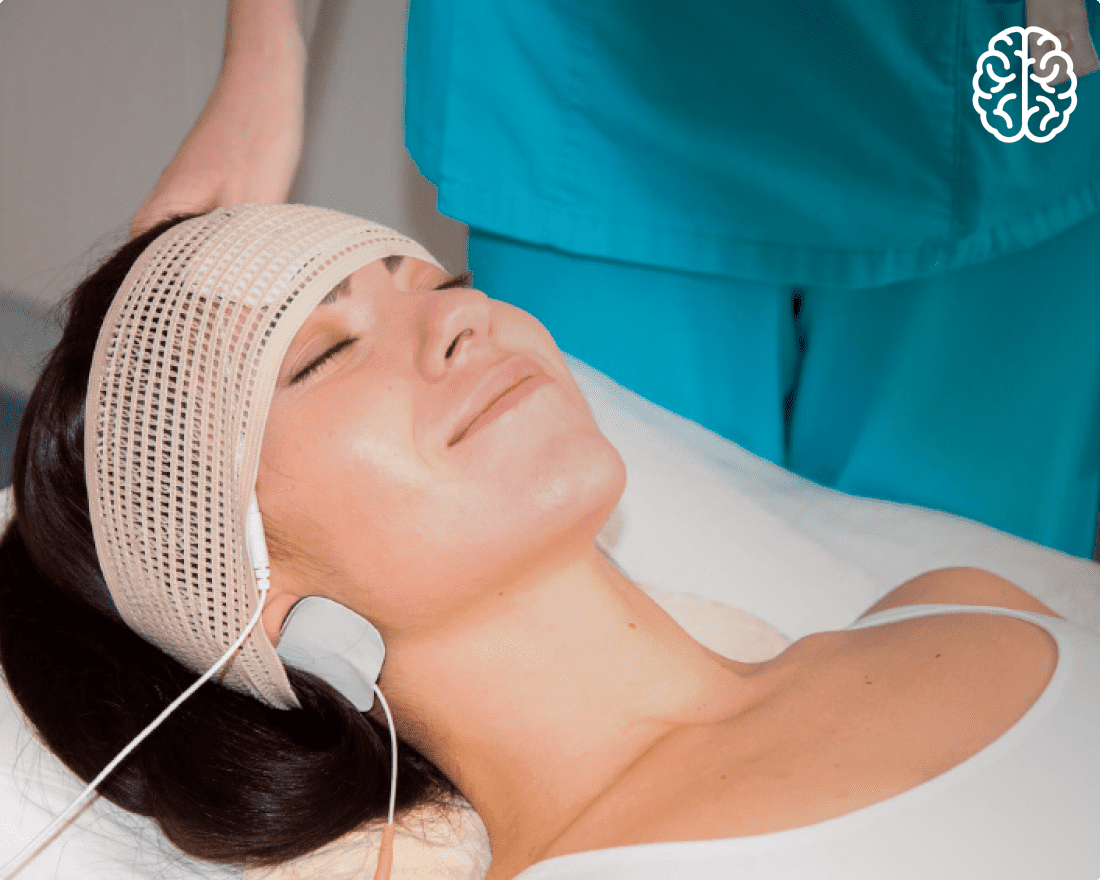 Девушка с проводами на голове